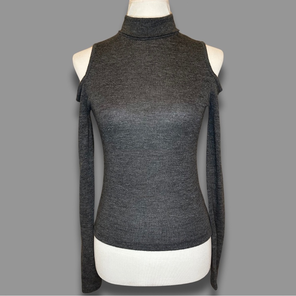 Forever 21 Heather Grey Cold Shoulder Long Sleeve Turtleneck (size S)